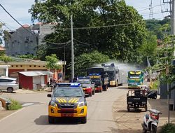 Polres Mabar Gunakan Mobil AWC Semprot Disinfektan di Labuan Bajo