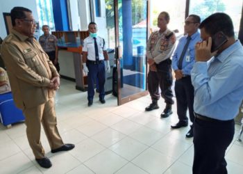 Wakil Bupati Lembata, Thomas Ola (tengah) berbincang dengan Kepala Bank NTT Cabang Pembantu Lewoleba, Ruben Ludji, di Kantor Bank NTT, Lewoleba, Senin (23/3/2020) / Foto WN (Karolus Kia Burin)