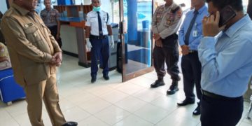Wakil Bupati Lembata, Thomas Ola (tengah) berbincang dengan Kepala Bank NTT Cabang Pembantu Lewoleba, Ruben Ludji, di Kantor Bank NTT, Lewoleba, Senin (23/3/2020) / Foto WN (Karolus Kia Burin)