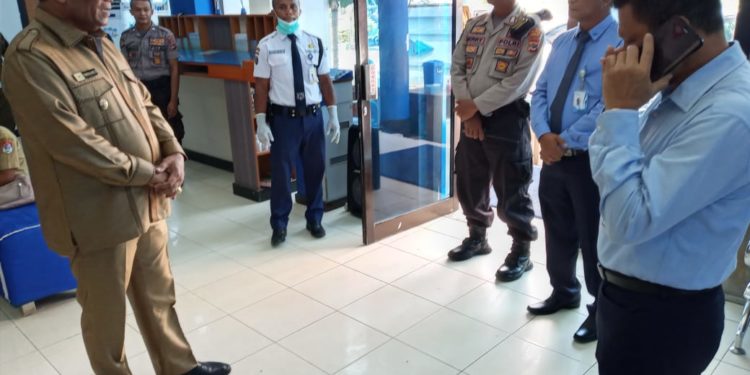Wakil Bupati Lembata, Thomas Ola (tengah) berbincang dengan Kepala Bank NTT Cabang Pembantu Lewoleba, Ruben Ludji, di Kantor Bank NTT, Lewoleba, Senin (23/3/2020) / Foto WN (Karolus Kia Burin)