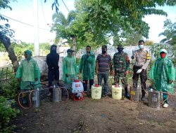 Berantas Covid 19, TNI- POLRI Bersinergi dengan Masyarakat Semprotkan Disinfektan di Labuan Bajo