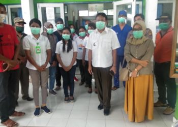 Bupati Lembata, Eliaser Yentji Sunur sedang memantau ruang transit di Puskesmas Hadakewa. Foto (WN-o2)