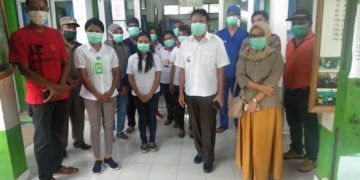 Bupati Lembata, Eliaser Yentji Sunur sedang memantau ruang transit di Puskesmas Hadakewa. Foto (WN-o2)