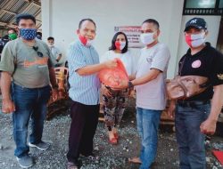 Frans Lebu Raya Bagikan Paket Covid-19 Kepada Warga Lamaholot Bali