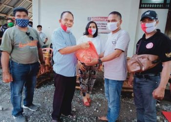 Frans Lebu Raya Bagikan Paket Covid-19 Kepada Warga Lamaholot Bali