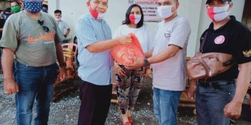 Frans Lebu Raya Bagikan Paket Covid-19 Kepada Warga Lamaholot Bali