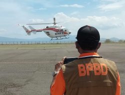 Helikopter BNPB Angkut 14 Sampel Swab Di Bandara Wunopito Lewoleba