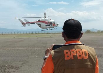 Helikopter BNPB Angkut 14 Sampel Swab Di Bandara Wunopito Lewoleba