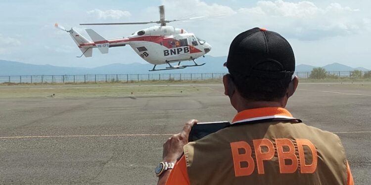 Helikopter BNPB Angkut 14 Sampel Swab Di Bandara Wunopito Lewoleba