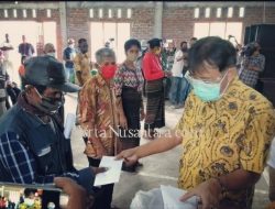Salurkan  BLT Di Desa Todanara Camat Yoseph Raya, Minta Bupati Perhatikan 245 Mahasiwa Yang Masih Di Luar Lembata