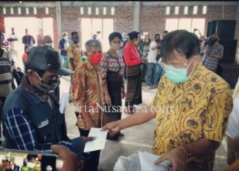 Salurkan  BLT Di Desa Todanara Camat Yoseph Raya, Minta Bupati Perhatikan 245 Mahasiwa Yang Masih Di Luar Lembata