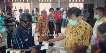 Salurkan  BLT Di Desa Todanara Camat Yoseph Raya, Minta Bupati Perhatikan 245 Mahasiwa Yang Masih Di Luar Lembata