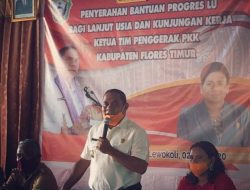 Bupati Flotim, Anton Hadjon Serahkan Bantuan Uang Tunai Rp. 2.700.000 Per Lansia Di Desa Aransina.