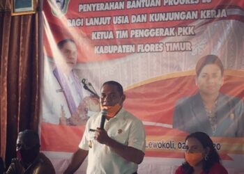 Bupati Flotim, Anton Hadjon Serahkan Bantuan Uang Tunai Rp. 2.700.000 Per Lansia Di Desa Aransina.