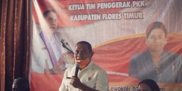 Bupati Flotim, Anton Hadjon Serahkan Bantuan Uang Tunai Rp. 2.700.000 Per Lansia Di Desa Aransina.