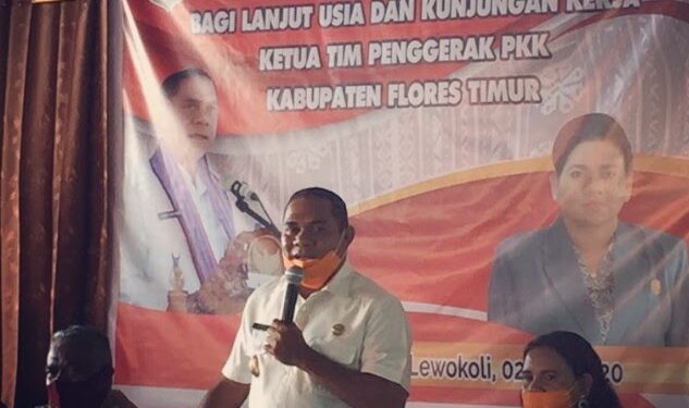 Bupati Flotim, Anton Hadjon Serahkan Bantuan Uang Tunai Rp. 2.700.000 Per Lansia Di Desa Aransina.