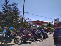 Antrian Panjang , Harga Eceran BBM di Lembata Melambung