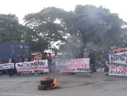 Aliansi Mahasiswa Unismuh Makassar Demonstrasi.
