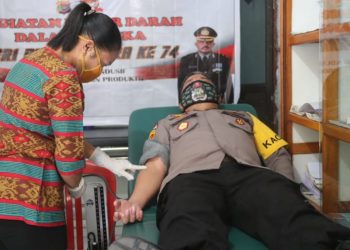 KAPOLRES YOCE MARTEN, GELAR DONOR DARAH DAN BAGI SEMBAKO UNTUK MASYARAKAT LEMBATA