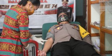 KAPOLRES YOCE MARTEN, GELAR DONOR DARAH DAN BAGI SEMBAKO UNTUK MASYARAKAT LEMBATA
