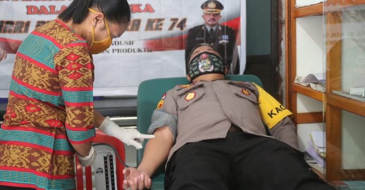 KAPOLRES YOCE MARTEN, GELAR DONOR DARAH DAN BAGI SEMBAKO UNTUK MASYARAKAT LEMBATA