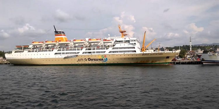 Bukit Siguntang Turunkan Ratusan Penumpang di Larantuka