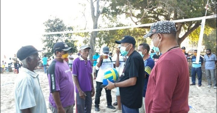 Bupati Sunur : Lapangan Volley Pantai  Mendukung Parwisata Di Desa Watan Raja Mingar