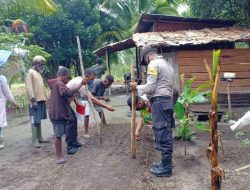 Kapolsek Sota Dampingi Masyarakat Kanum Tanam Bibit Sayur