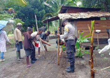Kapolsek Sota Dampingi Masyarakat Kanum Tanam Bibit Sayur