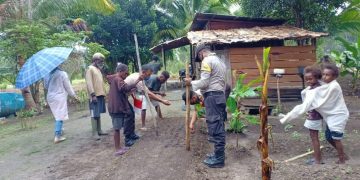 Kapolsek Sota Dampingi Masyarakat Kanum Tanam Bibit Sayur