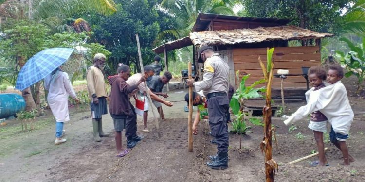 Kapolsek Sota Dampingi Masyarakat Kanum Tanam Bibit Sayur
