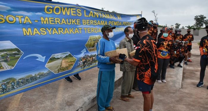 Moment Gowes Disertai Pembagian Sembako Untuk Masyarakat Sota