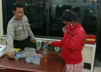 Belasan Botol Sopi Diamankan,  Seorang Wanita Diciduk Polisi