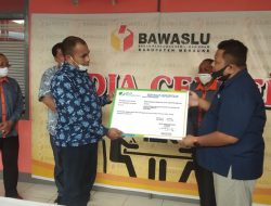 BP Jamsostek Serahkan Sertifikat Kepesertaan Kepada Bawaslu Merauke