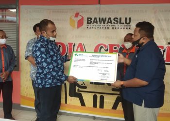 BP Jamsostek Serahkan Sertifikat Kepesertaan Kepada Bawaslu Merauke
