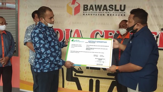 BP Jamsostek Serahkan Sertifikat Kepesertaan Kepada Bawaslu Merauke
