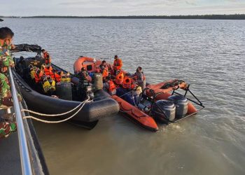 Speedboat yang ditumpangi tujuh orang selamat setelah tiba di Kondo, Distrik Naukenjeray, Kabupaten Merauke siang tadi – FOTO : IST