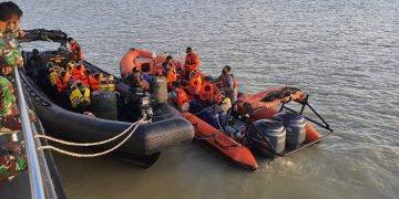 Speedboat yang ditumpangi tujuh orang selamat setelah tiba di Kondo, Distrik Naukenjeray, Kabupaten Merauke siang tadi – FOTO : IST