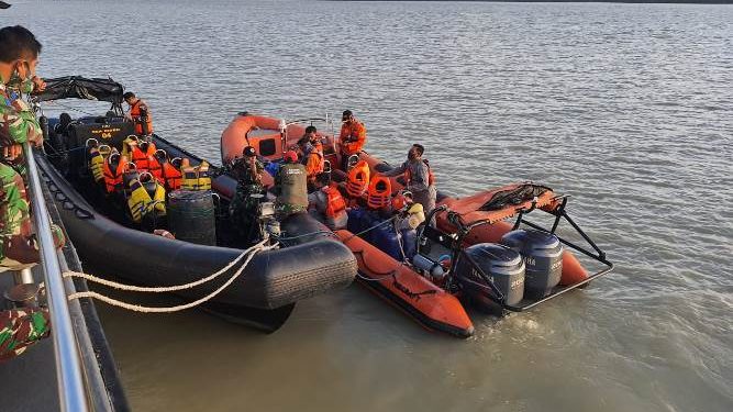 Speedboat yang ditumpangi tujuh orang selamat setelah tiba di Kondo, Distrik Naukenjeray, Kabupaten Merauke siang tadi – FOTO : IST