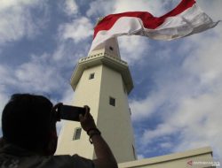 Kantor Distrik Navigasi Kupang Kibarkan Bendera Merah Putih Raksasa