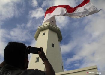 Kantor Distrik Navigasi Kupang Kibarkan Bendera Merah Putih Raksasa