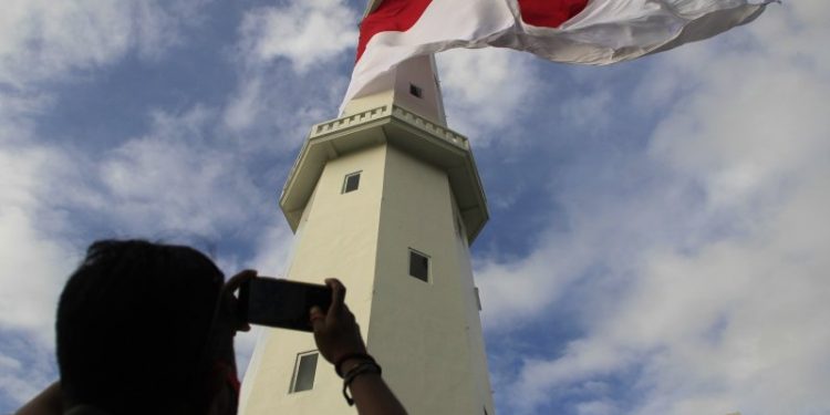 Kantor Distrik Navigasi Kupang Kibarkan Bendera Merah Putih Raksasa