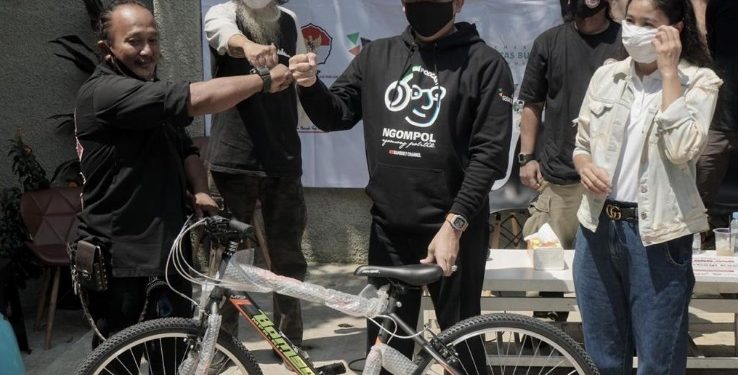 Parade Foto : Bamsoet Sumbang Korban Banjir Bandang Masamba