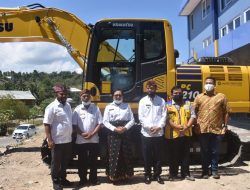 Satker Pelaksanaan Prasarana Permukiman Wilayah III NTT Serahkan Satu Unit Excavator ke Pemkab Mabar