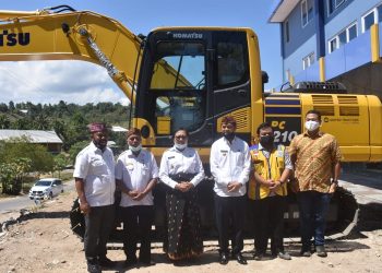 Satker Pelaksanaan Prasarana Permukiman Wilayah III NTT Serahkan Satu Unit Excavator ke Pemkab Mabar