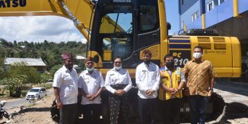 Satker Pelaksanaan Prasarana Permukiman Wilayah III NTT Serahkan Satu Unit Excavator ke Pemkab Mabar