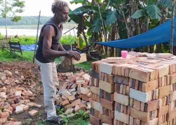 OAP di Kampung Kindiki Tekuni Usaha Pembuatan Batu Bata