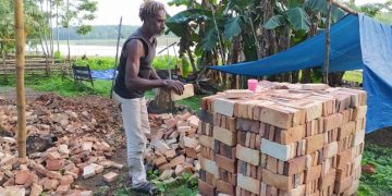 OAP di Kampung Kindiki Tekuni Usaha Pembuatan Batu Bata