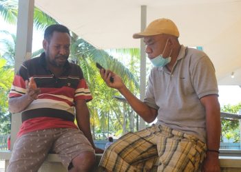 Kepala Kampung Kiworo, Eliandar Emanuel Kanangku sedang diwawancrai – FOTO:IST