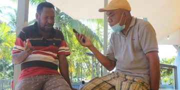 Kepala Kampung Kiworo, Eliandar Emanuel Kanangku sedang diwawancrai – FOTO:IST